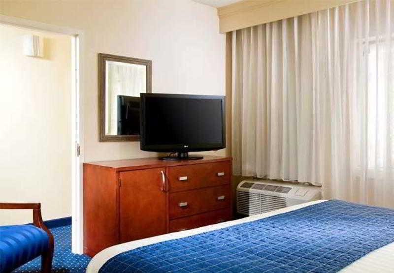 Courtyard By Marriott Charlottesville Room photo