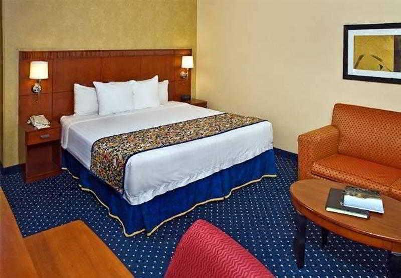Courtyard By Marriott Charlottesville Room photo