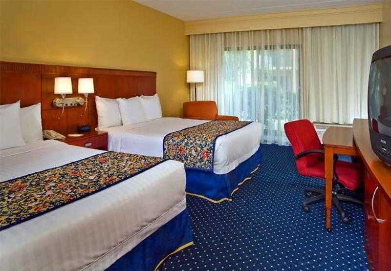 Courtyard By Marriott Charlottesville Room photo